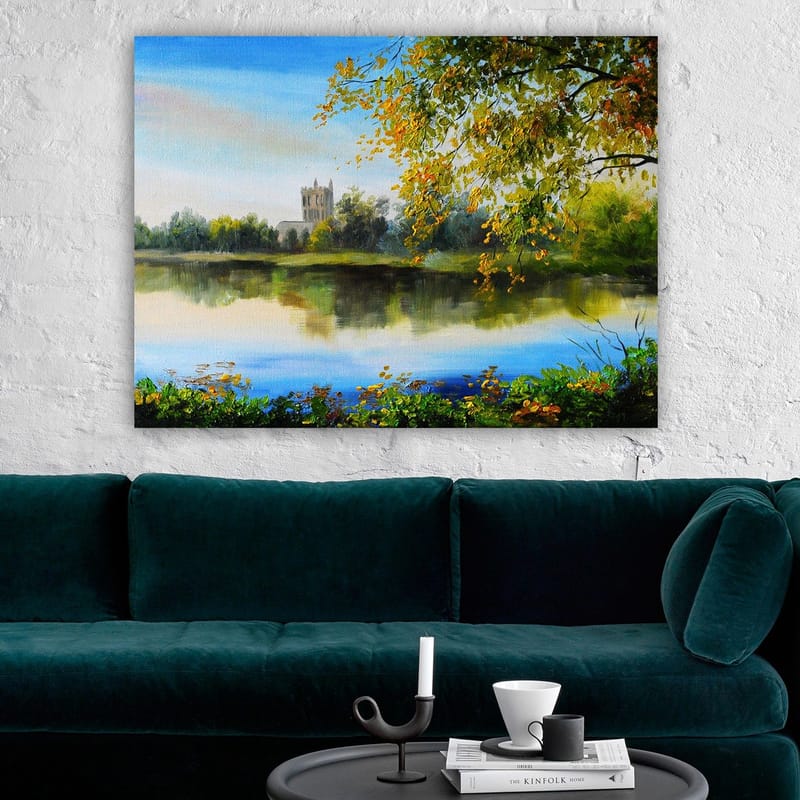 Lærred 70x100 cm - Smukt landskabsmaleri med en spejlblank sø og et gammelt tårn i baggrunden, omgivet af træer og efterårsfarver - Grøn / Blå / Gul - Boligtilbehør - Billeder & kunst - Billeder på lærred