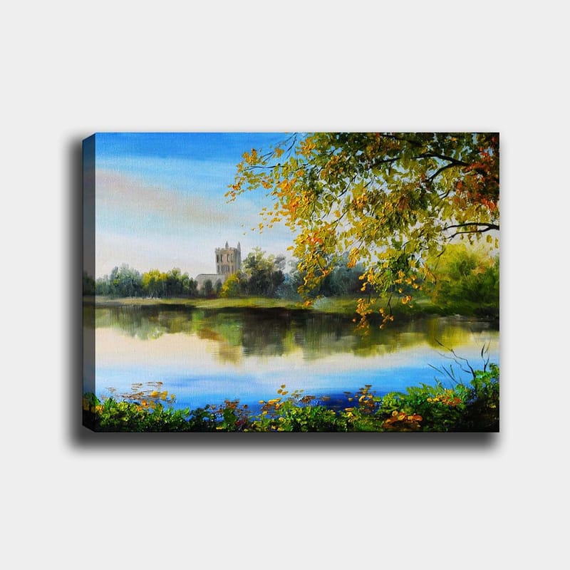 Lærred 70x100 cm - Smukt landskabsmaleri med en spejlblank sø og et gammelt tårn i baggrunden, omgivet af træer og efterårsfarver, Grøn / Blå / Gul