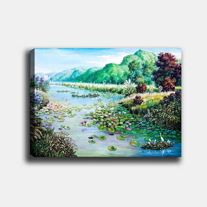 Lærred 70x100 cm - Smukt søbillede med åkander og omgivende grønne områder, Grøn / Blå / Lyserød