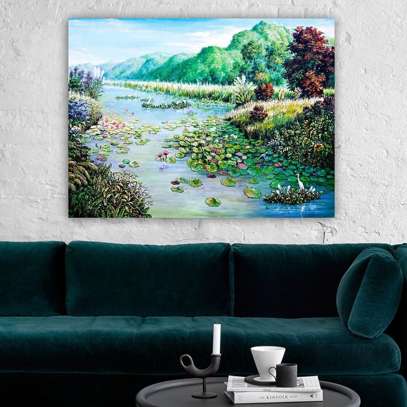 Lærred 70x100 cm - Smukt søbillede med åkander og omgivende grønne områder - Grøn / Blå / Lyserød - Boligtilbehør - Billeder & kunst - Billeder på lærred