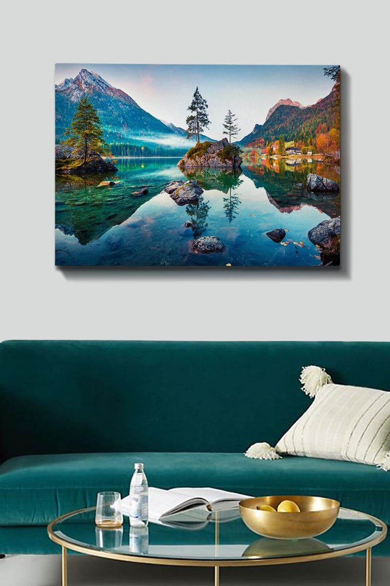 Lærred 70x100 cm - Smukt sølandskab med bjerge og træer spejlet i det stille vand - Grøn / Blå / Brun - Boligtilbehør - Billeder & kunst - Billeder på lærred