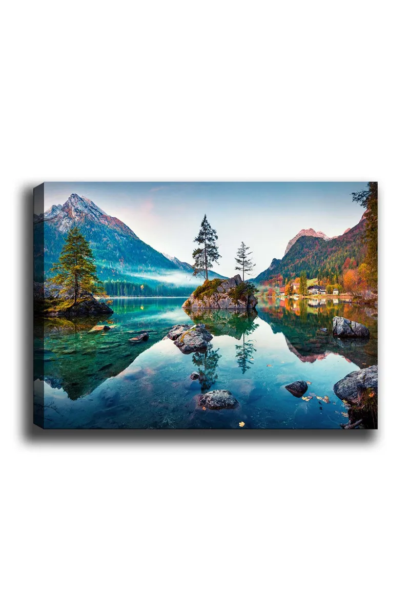 Lærred 70x100 cm - Smukt sølandskab med bjerge og træer spejlet i det stille vand, Grøn / Blå / Brun
