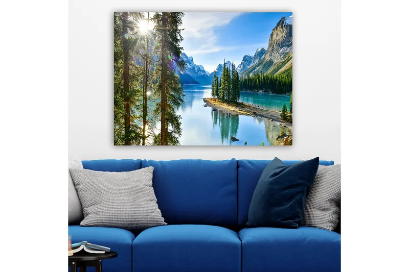 Lærred 70x100 cm - Smukt sølandskab med høje bjerge og tæt grønt spejlet i vandet, Grøn / Blå / Brun