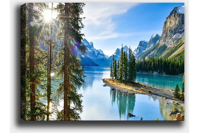 Lærred 70x100 cm - Smukt sølandskab med høje bjerge og tæt grønt spejlet i vandet - Grøn / Blå / Brun - Boligtilbehør - Billeder & kunst - Billeder på lærred