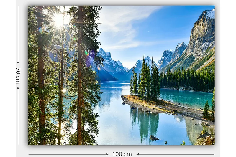 Lærred 70x100 cm - Smukt sølandskab med høje bjerge og tæt grønt spejlet i vandet - Grøn / Blå / Brun - Boligtilbehør - Billeder & kunst - Billeder på lærred