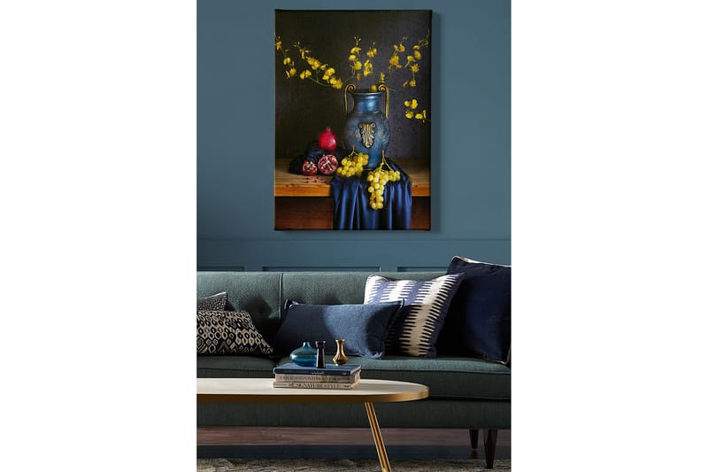 Lærred 70x100 cm - Smukt stilleben med en blå vase fyldt med gule blomster og frugter såsom granatæble og druer - Blå / Gul / Rød - Boligtilbehør - Billeder & kunst - Billeder på lærred