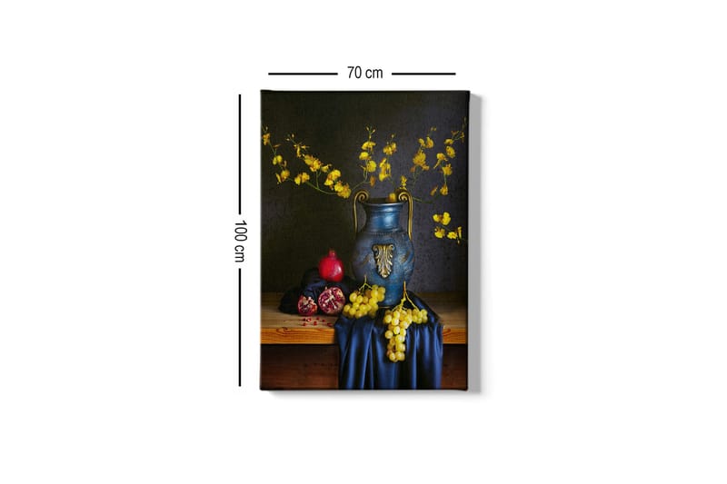 Lærred 70x100 cm - Smukt stilleben med en blå vase fyldt med gule blomster og frugter såsom granatæble og druer - Blå / Gul / Rød - Boligtilbehør - Billeder & kunst - Billeder på lærred