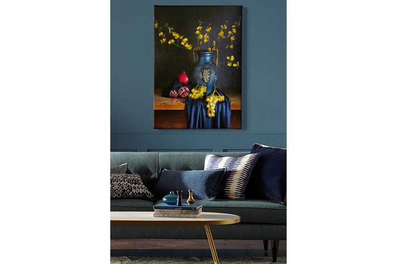 Lærred 70x100 cm - Smukt stilleben med en blå vase fyldt med gule blomster og frugter såsom granatæble og druer - Blå / Gul / Rød - Boligtilbehør - Billeder & kunst - Billeder på lærred