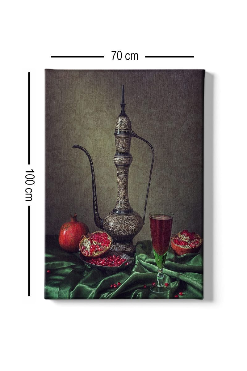 Lærred 70x100 cm - Smukt stilleben med en udsmykket kande, granatæbler og et glas rød drik på en grøn dug - Mørkegrøn / Rød / Brun - Boligtilbehør - Billeder & kunst - Billeder på lærred