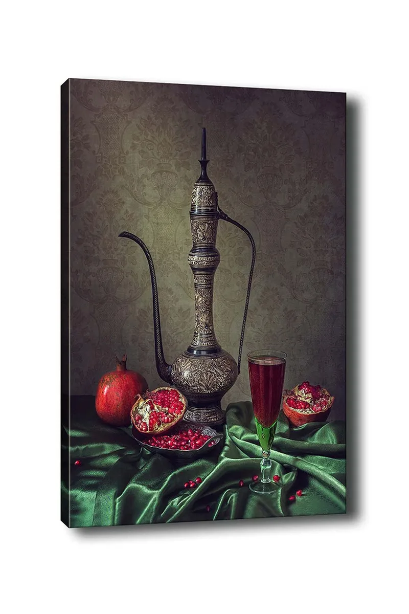 Lærred 70x100 cm - Smukt stilleben med en udsmykket kande, granatæbler og et glas rød drik på en grøn dug, Mørkegrøn / Rød / Brun