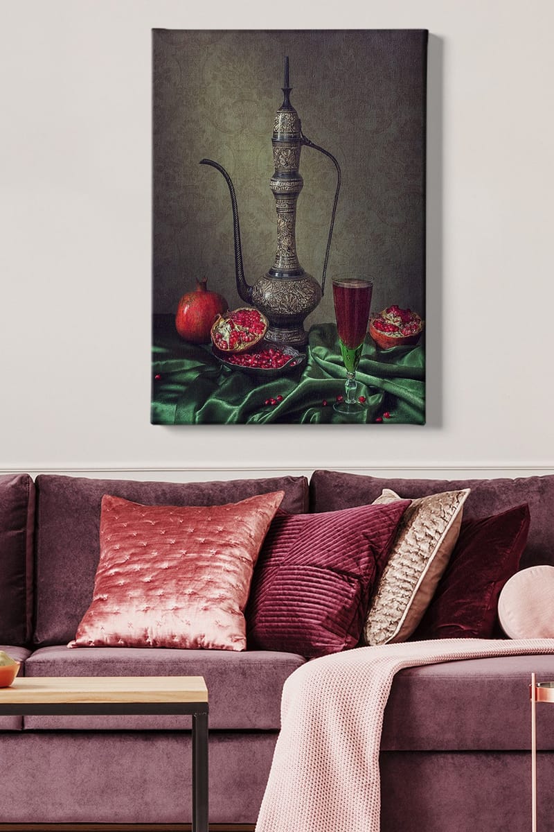 Lærred 70x100 cm - Smukt stilleben med en udsmykket kande, granatæbler og et glas rød drik på en grøn dug - Mørkegrøn / Rød / Brun - Boligtilbehør - Billeder & kunst - Billeder på lærred