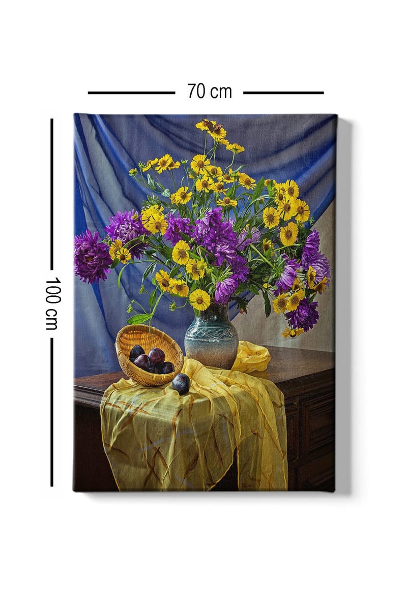 Lærred 70x100 cm - Smukt stilleben med en vase fyldt med farverige blomster og en kurv med blommer - Lilla / Gul / Grøn - Boligtilbehør - Billeder & kunst - Billeder på lærred