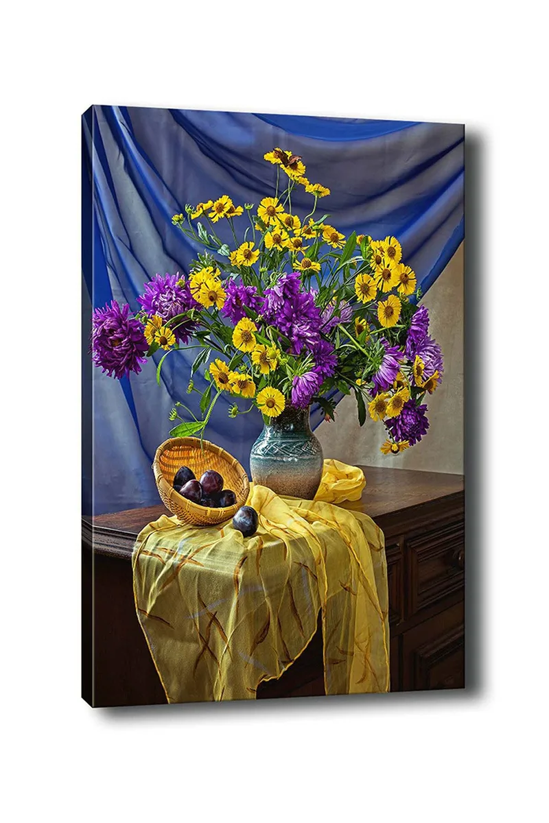 Lærred 70x100 cm - Smukt stilleben med en vase fyldt med farverige blomster og en kurv med blommer, Lilla / Gul / Grøn
