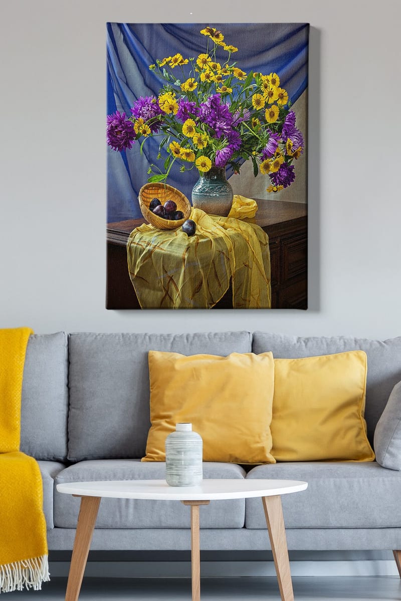 Lærred 70x100 cm - Smukt stilleben med en vase fyldt med farverige blomster og en kurv med blommer - Lilla / Gul / Grøn - Boligtilbehør - Billeder & kunst - Billeder på lærred