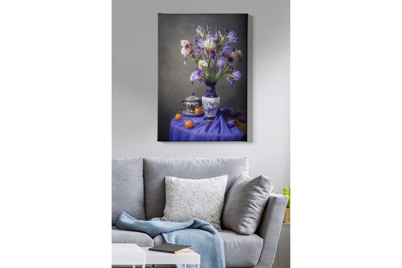 Lærred 70x100 cm - Smukt stilleben med en vase fyldt med lilla irisblomster og en skål appelsiner, Lilla / Hvid / Orange