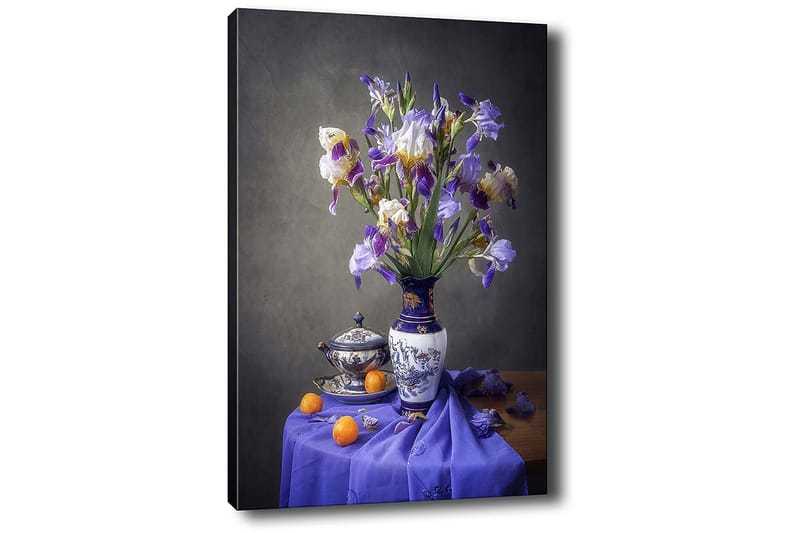 Lærred 70x100 cm - Smukt stilleben med en vase fyldt med lilla irisblomster og en skål appelsiner - Lilla / Hvid / Orange - Boligtilbehør - Billeder & kunst - Billeder på lærred