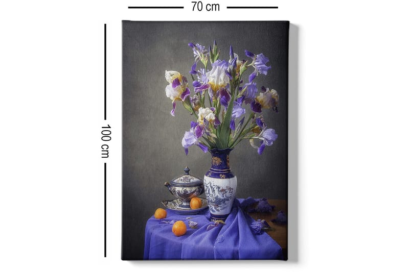 Lærred 70x100 cm - Smukt stilleben med en vase fyldt med lilla irisblomster og en skål appelsiner - Lilla / Hvid / Orange - Boligtilbehør - Billeder & kunst - Billeder på lærred