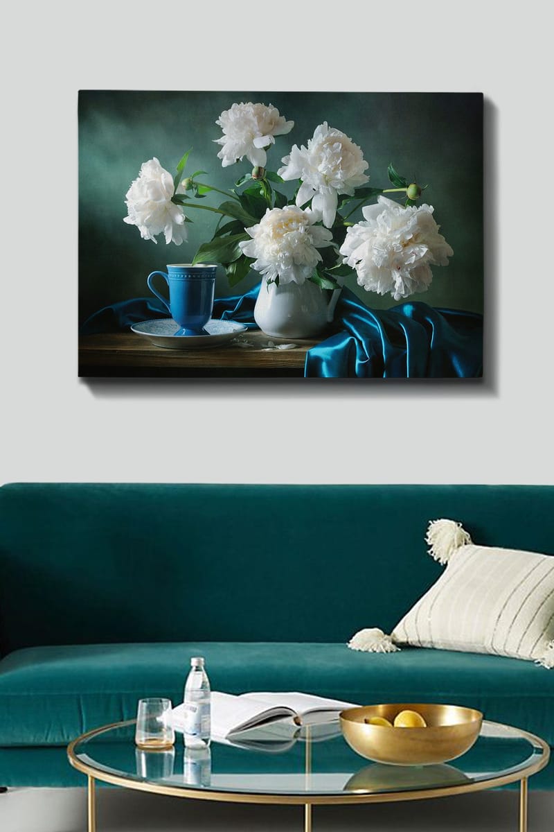Lærred 70x100 cm - Smukt stilleben med hvide pæoner i en vase og en blå kop på et bord - Hvid / Blå / Grøn - Boligtilbehør - Billeder & kunst - Billeder på lærred