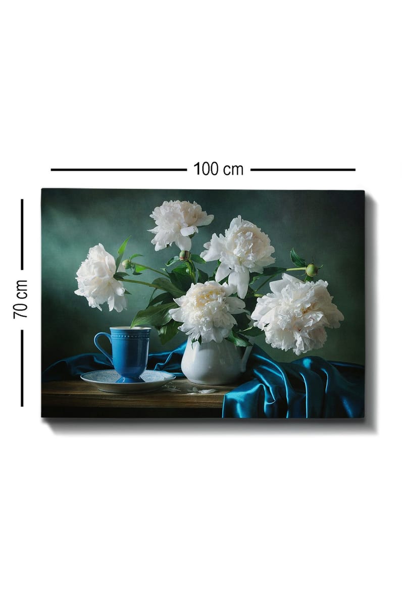 Lærred 70x100 cm - Smukt stilleben med hvide pæoner i en vase og en blå kop på et bord - Hvid / Blå / Grøn - Boligtilbehør - Billeder & kunst - Billeder på lærred