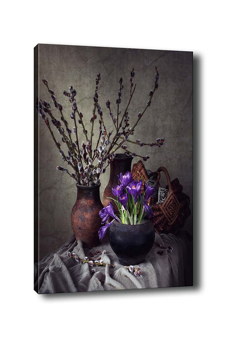 Lærred 70x100 cm - Smukt stilleben med lilla blomster i en sort potte omgivet af grene og keramik, Lilla / Sort / Brun