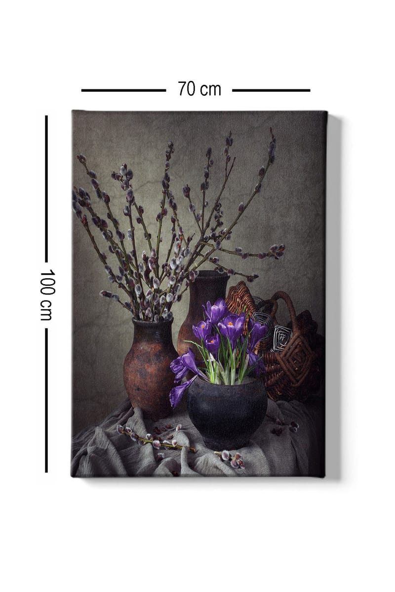 Lærred 70x100 cm - Smukt stilleben med lilla blomster i en sort potte omgivet af grene og keramik - Lilla / Sort / Brun - Boligtilbehør - Billeder & kunst - Billeder på lærred