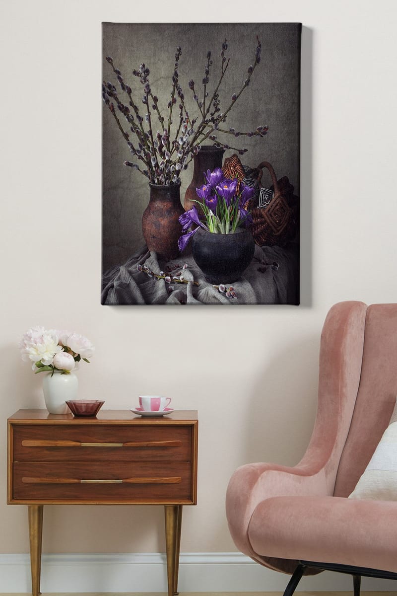 Lærred 70x100 cm - Smukt stilleben med lilla blomster i en sort potte omgivet af grene og keramik - Lilla / Sort / Brun - Boligtilbehør - Billeder & kunst - Billeder på lærred