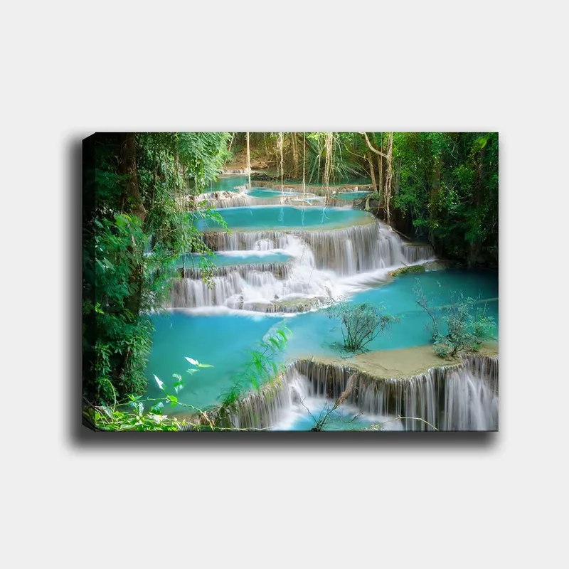Lærred 70x100 cm - Smukt vandfald med flere niveauer af klart, turkisblåt vand omgivet af frodig vegetation, Turkis / Grøn