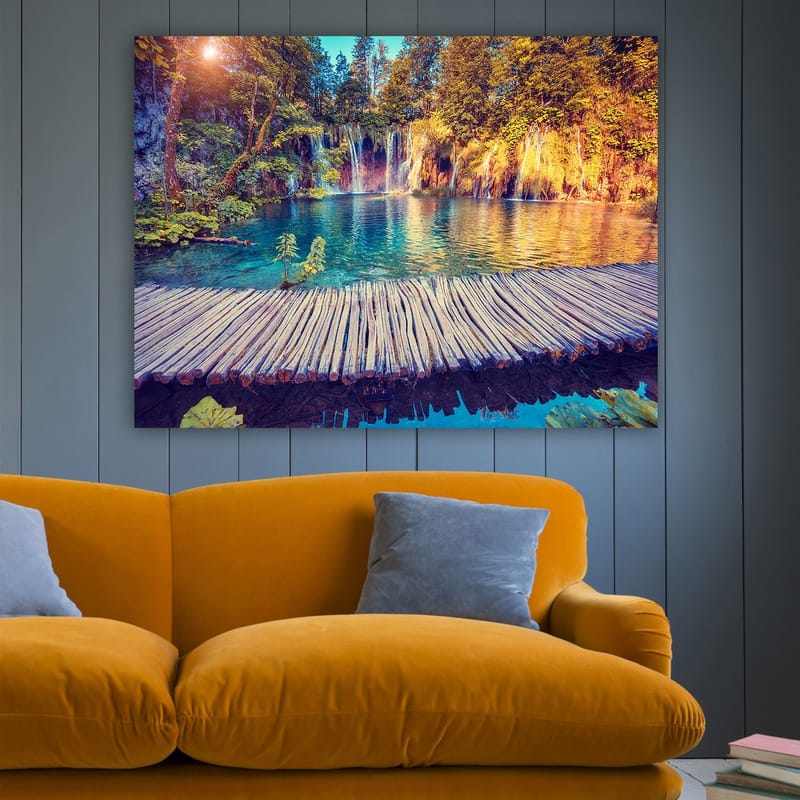 Lærred 70x100 cm - Smukt vandfald med klart blåt vand omgivet af frodigt grønt og træer - Blå / Grøn / Brun - Boligtilbehør - Billeder & kunst - Billeder på lærred