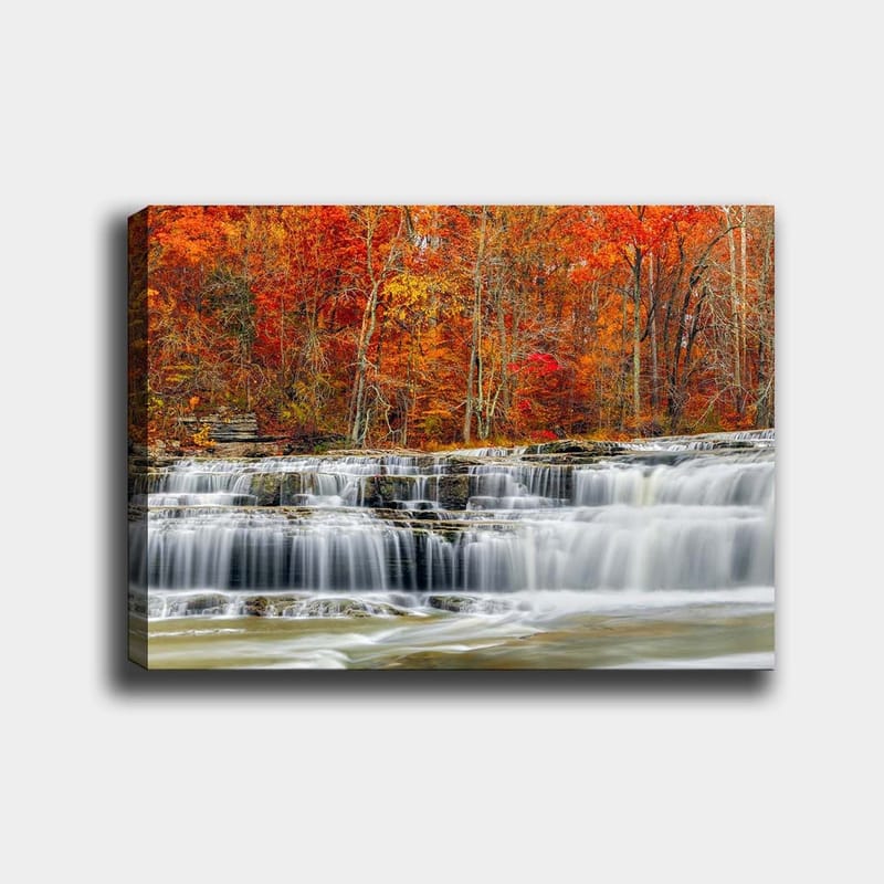 Lærred 70x100 cm - Smukt vandfald omgivet af efterårsfarver i røde og orange nuancer, Rød / Orange / Grå
