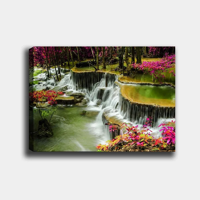 Lærred 70x100 cm - Smukt vandfald omgivet af farverige blomster og frodige træer, Grøn / Lyserød / Brun