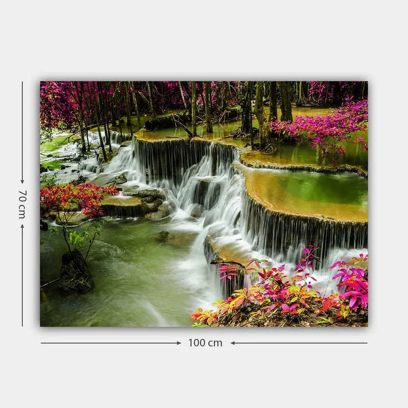 Lærred 70x100 cm - Smukt vandfald omgivet af farverige blomster og frodige træer - Grøn / Lyserød / Brun - Boligtilbehør - Billeder & kunst - Billeder på lærred