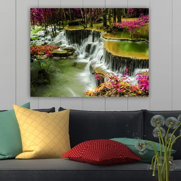 Lærred 70x100 cm - Smukt vandfald omgivet af farverige blomster og frodige træer - Grøn / Lyserød / Brun - Boligtilbehør - Billeder & kunst - Billeder på lærred