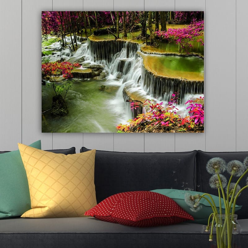 Lærred 70x100 cm - Smukt vandfald omgivet af farverige blomster og frodige træer - Grøn / Lyserød / Brun - Boligtilbehør - Billeder & kunst - Billeder på lærred