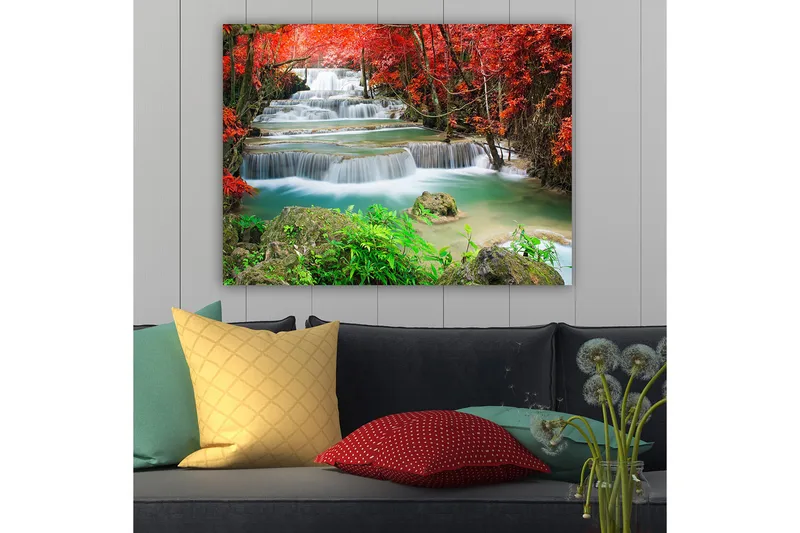 Lærred 70x100 cm - Smukt vandfald omgivet af farverige efterårsblade - Rød / Grøn / Blå - Boligtilbehør - Billeder & kunst - Billeder på lærred