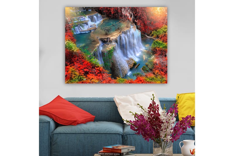 Lærred 70x100 cm - Smukt vandfald omgivet af farverige efterårsblade, Rød / Grøn / Blå
