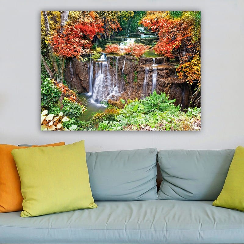 Lærred 70x100 cm - Smukt vandfald omgivet af farverige efterårsblade - Rød / Grøn / Brun - Boligtilbehør - Billeder & kunst - Billeder på lærred