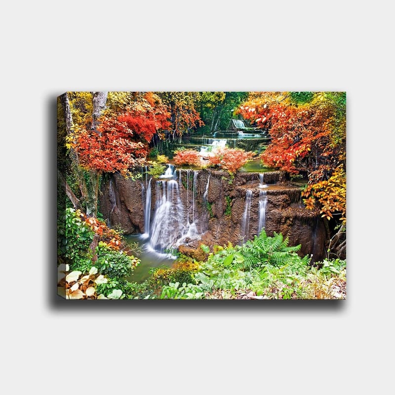 Lærred 70x100 cm - Smukt vandfald omgivet af farverige efterårsblade, Rød / Grøn / Brun
