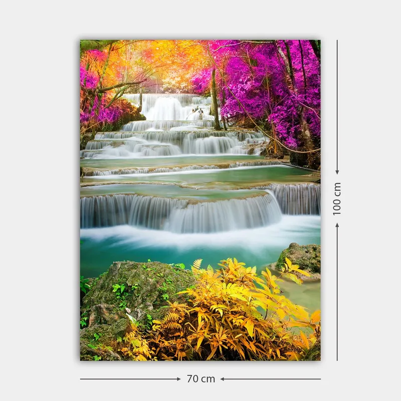 Lærred 70x100 cm - Smukt vandfald omgivet af farverige træer og planter - Lilla / Grøn / Orange - Boligtilbehør - Billeder & kunst - Billeder på lærred
