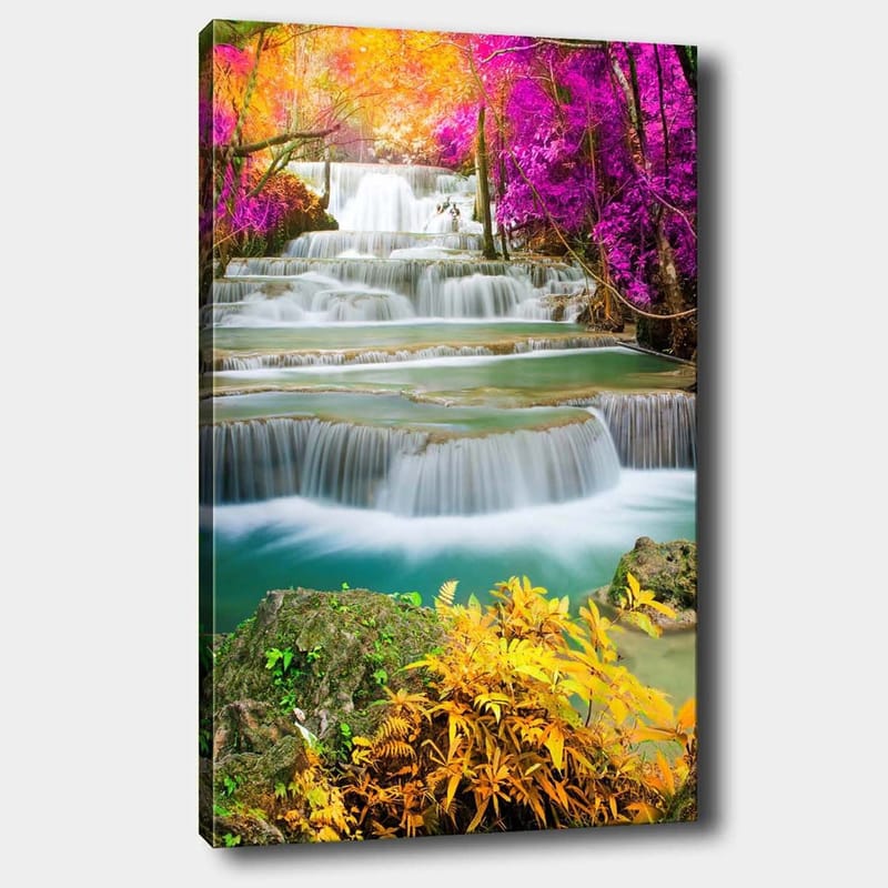 Lærred 70x100 cm - Smukt vandfald omgivet af farverige træer og planter, Lilla / Grøn / Orange
