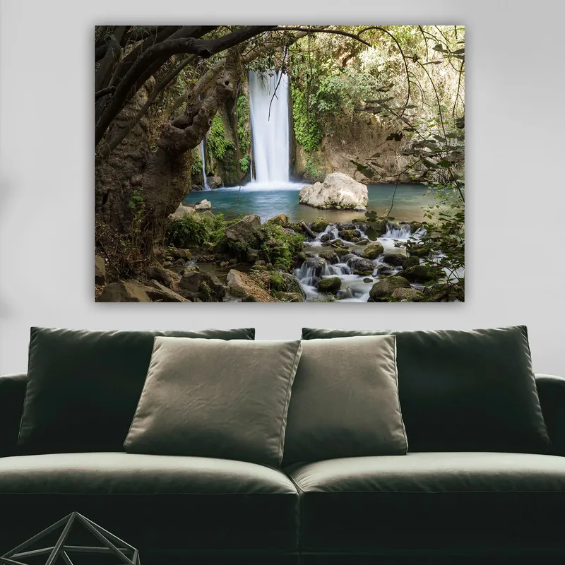 Lærred 70x100 cm - Smukt vandfald omgivet af frodig vegetation og klipper - Grøn / Blå / Beige - Boligtilbehør - Billeder & kunst - Billeder på lærred