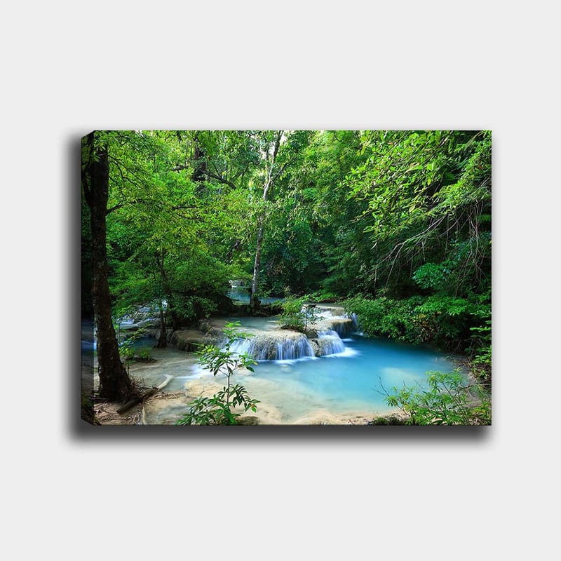 Lærred 70x100 cm - Smukt vandfald omgivet af frodigt grønt, Grøn / Blå / Beige