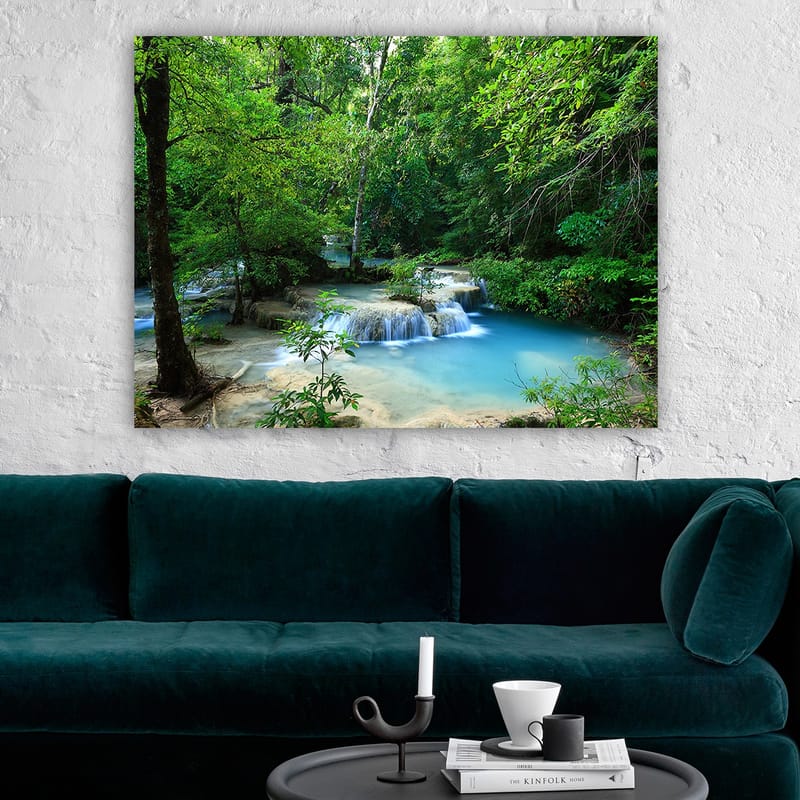 Lærred 70x100 cm - Smukt vandfald omgivet af frodigt grønt - Grøn / Blå / Beige - Boligtilbehør - Billeder & kunst - Billeder på lærred