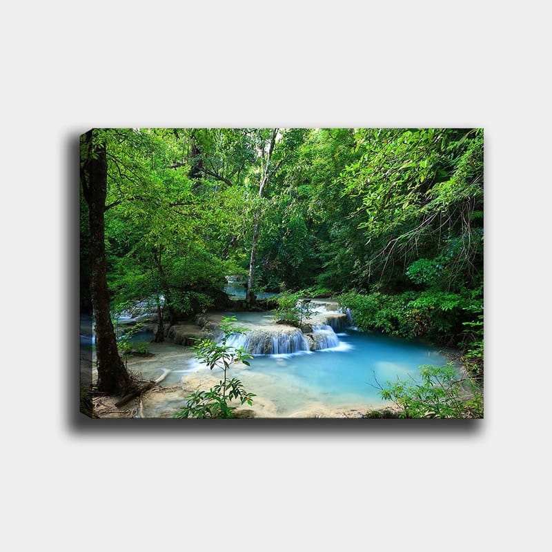 Lærred 70x100 cm - Smukt vandfald omgivet af frodigt grønt, Grøn / Blå / Beige