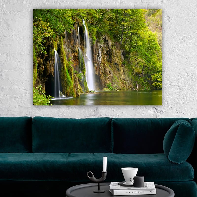 Lærred 70x100 cm - Smukt vandfald omgivet af frodigt grønt - Grøn / Brun / Hvid - Boligtilbehør - Billeder & kunst - Billeder på lærred