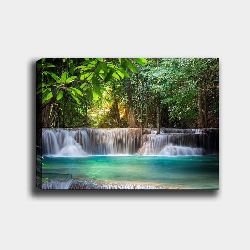 Lærred 70x100 cm - Smukt vandfald omgivet af frodigt grønt, Grøn / Turkis / Brun