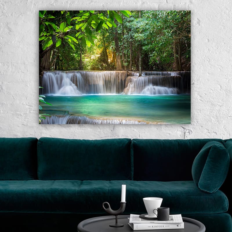 Lærred 70x100 cm - Smukt vandfald omgivet af frodigt grønt - Grøn / Turkis / Brun - Boligtilbehør - Billeder & kunst - Billeder på lærred