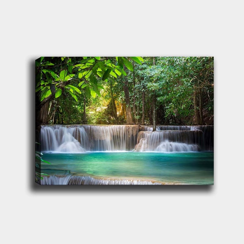 Lærred 70x100 cm - Smukt vandfald omgivet af frodigt grønt, Grøn / Turkis / Brun
