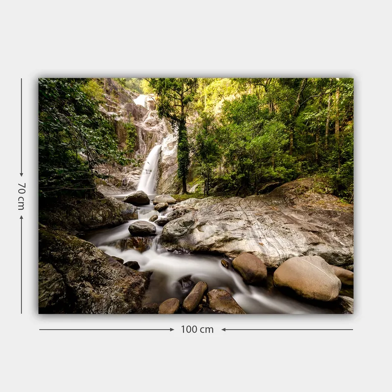 Lærred 70x100 cm - Smukt vandfald omgivet af frodigt grønt og klippeblokke - Grøn / Grå / Brun - Boligtilbehør - Billeder & kunst - Billeder på lærred