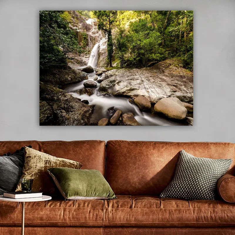 Lærred 70x100 cm - Smukt vandfald omgivet af frodigt grønt og klippeblokke - Grøn / Grå / Brun - Boligtilbehør - Billeder & kunst - Billeder på lærred