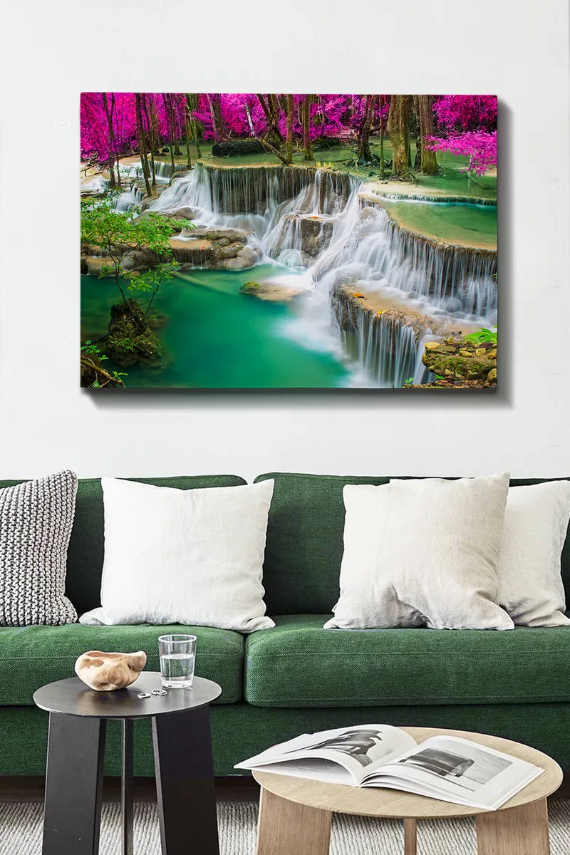 Lærred 70x100 cm - Smukt vandfald omgivet af frodigt grønt og lyserøde blomster - Turkis / Pink / Grøn - Boligtilbehør - Billeder & kunst - Billeder på lærred